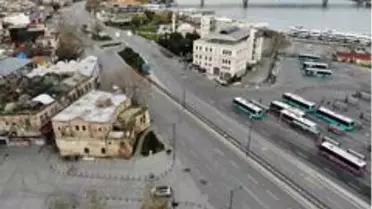 Kısıtlamanın üçüncü haftasında Eminönü Meydanı sessizliğe büründü
