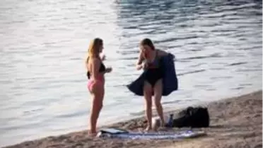 Tek başına denizin keyfini çıkardı