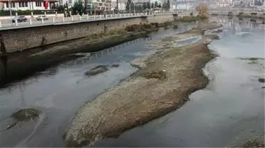 Su seviyesi azalan Yeşilırmak Nehri'nin rengi kirlilikten karardı