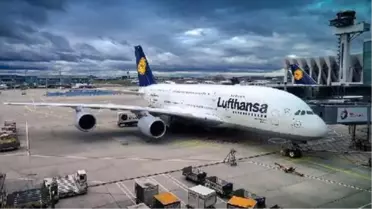 Almanya'da Lufthansa havayollarından İngiltere'ye 80 ton gıda sevkiyatı