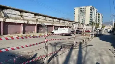 'Tapulu arazim' dediği yolu, beton çit direkleri ile böldü
