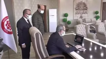 Cumhuriyet Üniversitesi Rektörü Yıldız, AA'nın 'Yılın Fotoğrafları' oylamasına katıldı