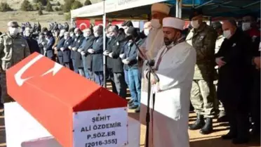 Çığ şehidi Özdemir'in cenaze namazını ağabeyi kıldırdı