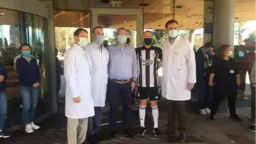 Beşiktaş'ın malzemecisi Erdal Erdem sağlık çalışanlarına çiçek takdim etti