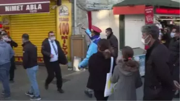 Yılbaşına saatler kala Eminönü'nde alışveriş hareketliliği sürüyor