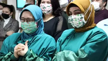 Ünlülerden sağlık çalışanlarına yeni yıl sürprizi