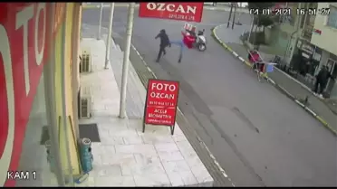 Kuyumcuya sahte altın veren şahsa motokuryeden uçan tekme kamerada