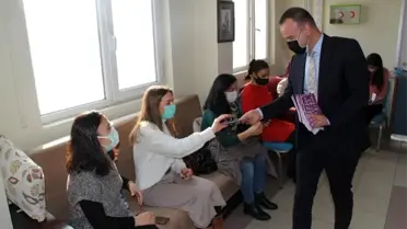 Ağrı Milli Eğitim Müdürü Tekin, öğretmenlere el kitabı dağıttı