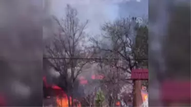 Ahşap ev yanarak kullanılamaz hale geldi