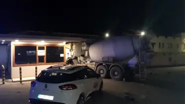 Mikser aracı güvenlik kulübesine çarptı