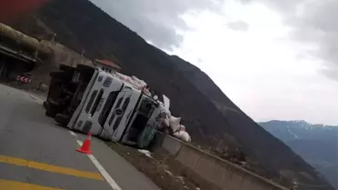 Gümüşhane'de saman yüklü tır devrildi: 2 yaralı