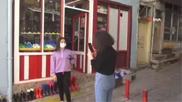 Kara lastik ayakkabı ve yemeni yeniden vitrinlerde