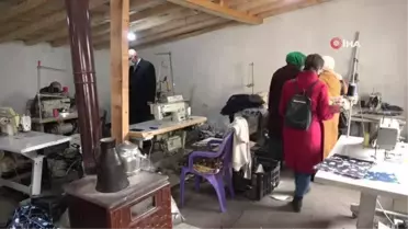 65 yaşındaki fedakar anneye hayatındaki ilk çiçek Bakan Selçuk'tan