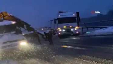 Yoğun kar nedeniyle tır yola savruldu