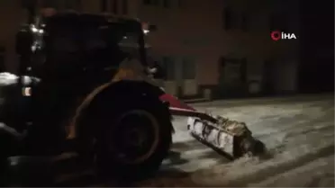 Örnek muhtar hizmeti beklemedi, kardan kapanan köy yollarını kendi açtı