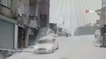Buzlanan yolda düşen vatandaşa otomobil çarptı, olay yerine giden ambulans kaza yaptı... O anlar kamerada