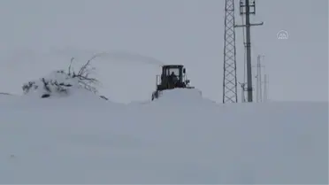 Ahlat'taki köy yollarında karla mücadele çalışması