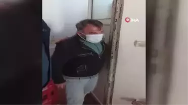 Jandarmadan saklanmak için tuvalete sığındılar