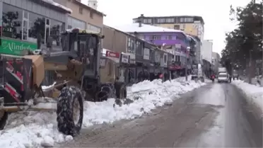 Tatvan'da kar kütleleri ilçe dışına taşınıyor