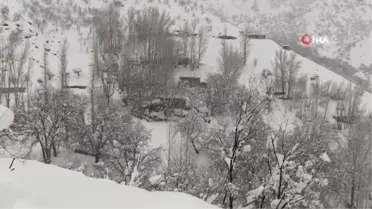 Şırnak'ta ev ve araçlar kar altında kayboldu