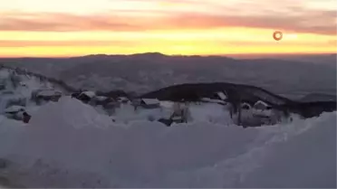 Karla örtülü yayladaki gün batımında eşsiz manzara mest etti