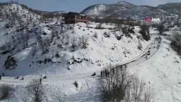 Trafiğe kapalı yol kayak pisti oldu, çocuklar babalarıyla doyasıya eğlendi