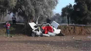 Ağaca çarpan otomobildeki 2 kişi öldü, 3 kişi yaralandı