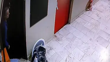 Evinin kapısını açınca hırsızla göz göze gelen adamın şaşkınlığı kamerada
