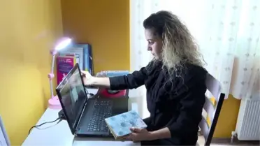 Son dakika haber! KORONAVİRÜSLE DEĞİŞEN HAYAT: Öğrencileri için canlı sınıf derslerini özel tekniklerle eğlenceli hale getirdi
