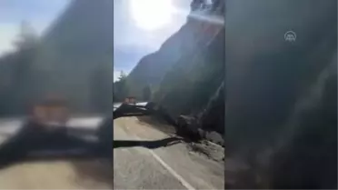 Marmaris'te yağış nedeniyle kara yolunda heyelan oluştu