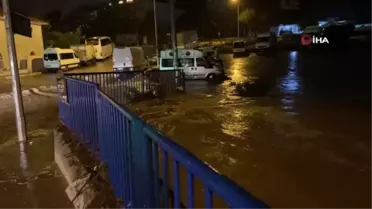 İzmir'de görülmemiş sel felaketi: Araçlar üst üste bindi