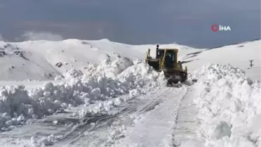 Bayburt'ta köy yollarında kar temizleme çalışması yapıldı