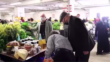 Üniversite mezunu genç ailesiyle ürettiği sebze ve meyveleri köylü pazarında satıyor