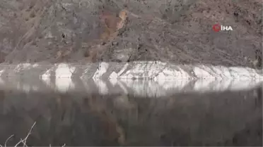 Ayvalı Barajında suyun kirecinden oluşan ilginç figürler ilgi odağı oldu