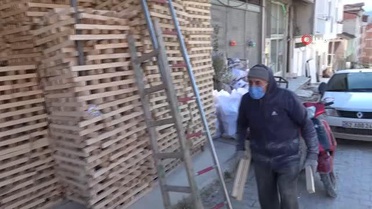 85'lik Abdullah usta fabrika gibi çalışıyor, günde 500 keser sapı üretiyor