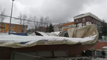 Eyüpsultan'da kar nedeniyle lisenin spor salonunun çadır çatısı çöktü