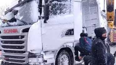 Devrilen tır ve maddi hasarlı kazalar ulaşımda aksamaya neden oldu