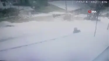 Karda kayan çocuk yokuş aşağı devrilen aracın altında böyle kaldı