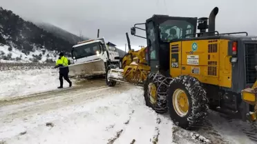 Şarampole düşen İzmir'in kar küreme aracını Manisa ekipleri kurtardı