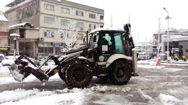Altınova'da karla mücadele çalışmaları sürüyor