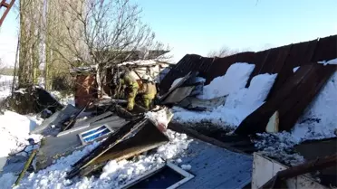 Tuzla'da ahırın çatısı çöktü, 60'a yakın hayvan kurtarıldı