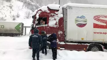 Rusya'da düşen çığın altında kalmaktan son anda kurtuldular