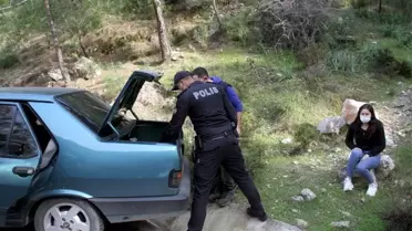 Sokağa çıkma kısıtlamasını ihlal eden genç, polisi görünce kız arkadaşını araçta bırakıp dağa kaçtı