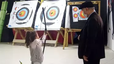 Engelli okçu, geleceğin okçularını yetiştiriyor