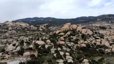 Türkiye'nin en yaşlı kayalarıyla dikkat çeken vadi