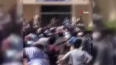 İran'ın Sistan ve Belucistan eyaletinde göstericiler valilik binasına saldırdı