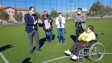 Ispar'tada, yürüme engelli gencin hakemlik hayali gerçek oldu