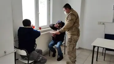 Donmak üzere olan vatandaşları jandarma kurtardı