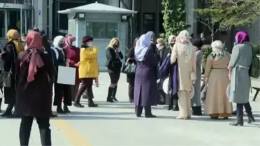(Tuna Çelik'in 'nitelikli cinsel saldırı' suçundan yargılanması) KADEM üyelerinden adliye önünde basın açıklaması
