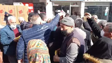 Ücretsiz maske dağıtıldığını duyan oraya koştu, yaşanan izdihamda sosyal mesafe unutuldu